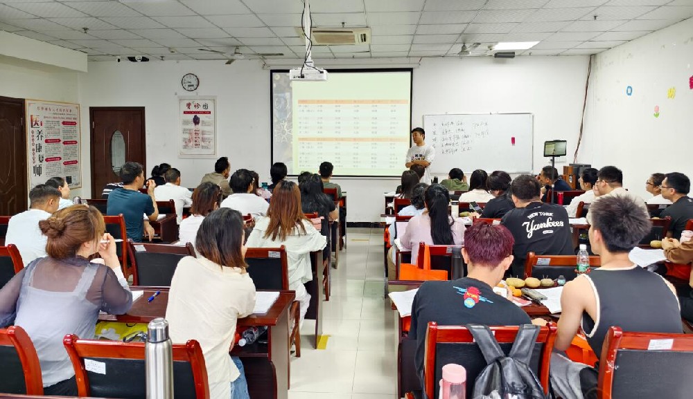 推拿理疗培训:为何理论知识不可或缺?